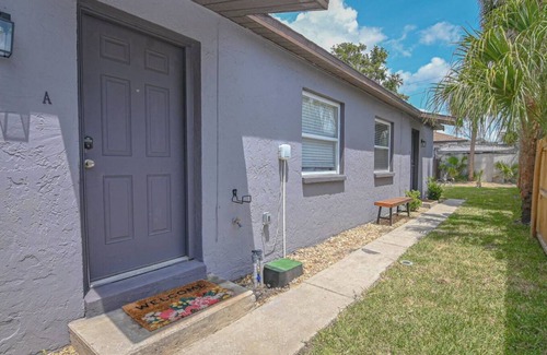 North Hyde Park Apartment | The Bayside Retreat - Unit A by Mane Suites