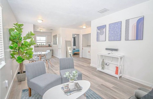 North Hyde Park Apartment | The Bayside Retreat - Unit A by Mane Suites