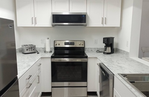 Truckland House | The Beach by SWFL-Villas, cozy2-bedroom town house in Fort Myers with pool