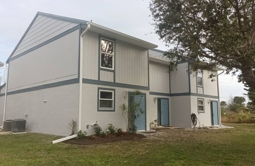 Truckland House | The Beach by SWFL-Villas, cozy2-bedroom town house in Fort Myers with pool