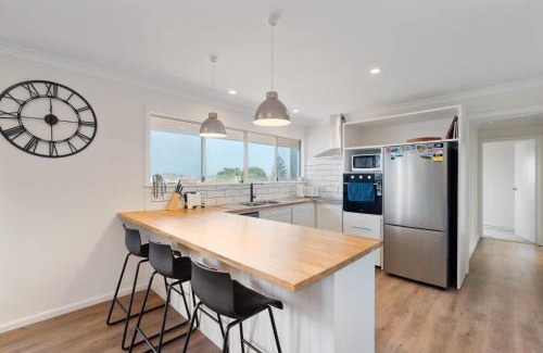 Goolwa Beach House | The Beach House 64 Neighbour Ave Goolwa Beach - No Linen Included
