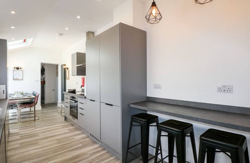 Mablethorpe and Sutton Cottage | THE BEACH HOUSE, pet friendly, with hot tub in Mablethorpe