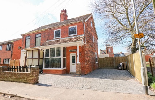 Mablethorpe and Sutton Cottage | THE BEACH HOUSE, pet friendly, with hot tub in Mablethorpe