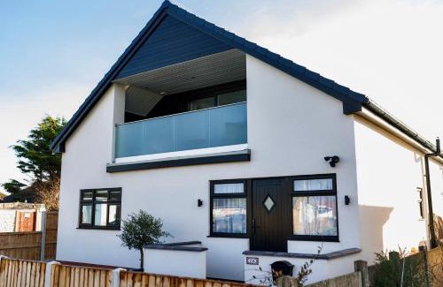 Kinmel Bay House | The Beach House with Balcony North Wales