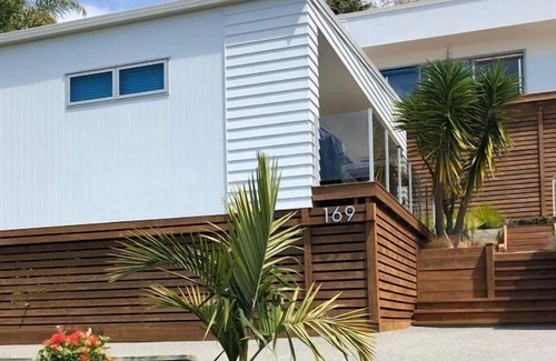 Tairua Cottage | THE BEACH POD - TAIRUA HOLIDAY HOME, with a garden in Tairua