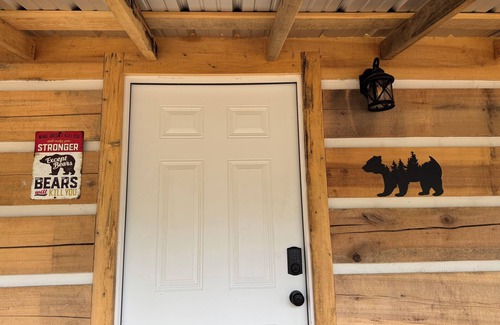 Lancing Cabin | “The Bear Cave” WhittleSticks Cabin in Lancing TN