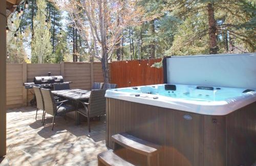 The Village House | The Bear Den - DREAM LOCATION WALKING DISTANCE TO LAKE AND VILLAGE!