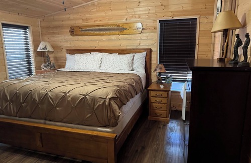 Heber Cabin | The Bear's Den, Cozy 2-bedroom Cabin in amazing Forest Lakes with AC, WiFi, Pets