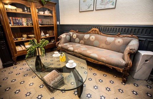 Carcassonne House | The beautifully restored 1850s French townhouse with views of the Cite and river