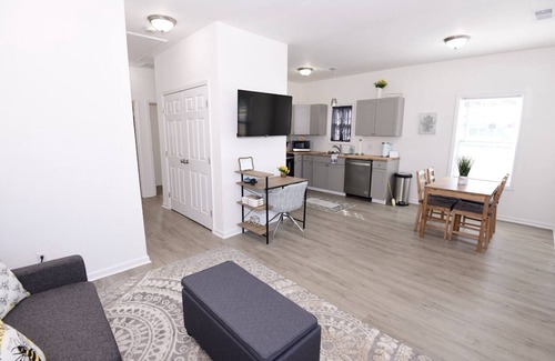 Memphis House | *The Bee Hive* cozy space, minutes from Downtown