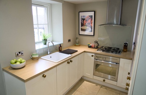 Baslow Apartment | The Beeches - Haddon Apartment (3) sleeps 4 - sleeps 4 guests in 2 bedrooms