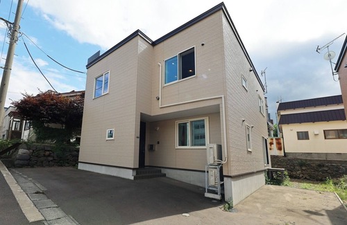 Otaru House | THE BEEHIVE OTARU - THE BEEHIVE SHINONOME /Otaru Hokkaidō