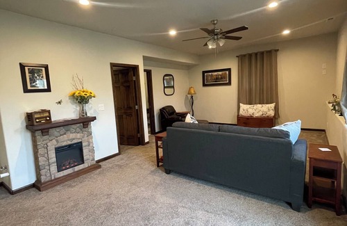 Florissant House | The Beez Kneez Cozy 1-bedroom with WiFi, AC in peaceful Florissant
