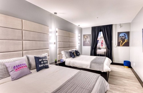 Biloxi Hotel | The Bella #101-Young Money Manor Suite
