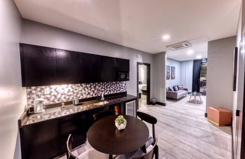Biloxi Hotel | The Bella #101-Young Money Manor Suite