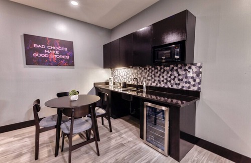 Biloxi Hotel | The Bella #101-Young Money Manor Suite