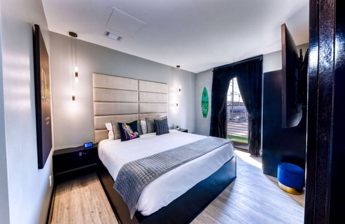 Biloxi Hotel | The Bella Downtown, 90210 Suite, Sleeps 2, King Bed, Balcony