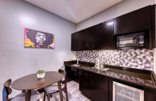 Biloxi Hotel | The Bella's Rocker's Rhapsody Suite, Sleeps 4, 2 Queens, Private Patio