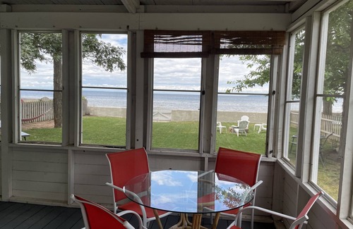 Sylvan Beach Cottage | The Bella Vista Beachfront Cottage .Perfect For Families