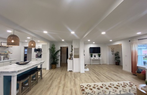 Livingston House | The Bella Vita- downtown by the square & park