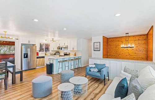 Fairwood House | The Benson - Cozy Modern 4bd by Airport & DT