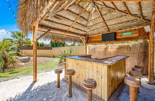 Bermuda Dunes House | The Bentley Estate: Karaoke, Grotto, Sauna, Putting Green, BBQ!