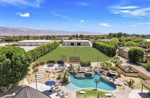 Bermuda Dunes House | The Bentley Estate: Karaoke, Grotto, Sauna, Putting Green, BBQ!