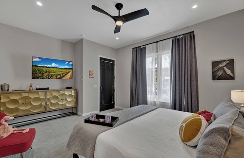 Johnson City Hotel | The Bentley Hotel - Beatles Room - Hill Country View