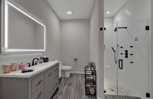 Johnson City Hotel | The Bentley Hotel - Beatles Room - Hill Country View