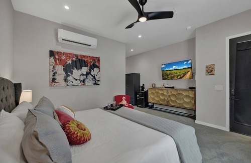 Johnson City Hotel | The Bentley Hotel - Beatles Room - Hill Country View