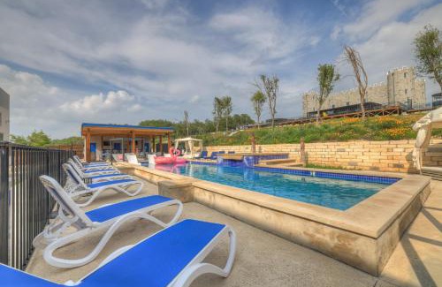 Johnson City House | The Bentley Hotel - Clint Eastwood Room - Hill Country View