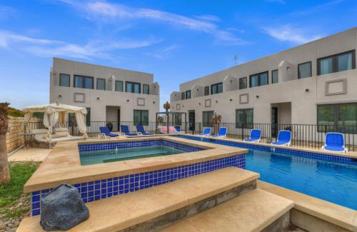 Johnson City House | The Bentley Hotel - Clint Eastwood Room - Hill Country View