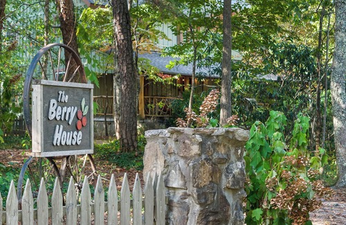 Mentone Cottage | The Berry House in downtown Mentone