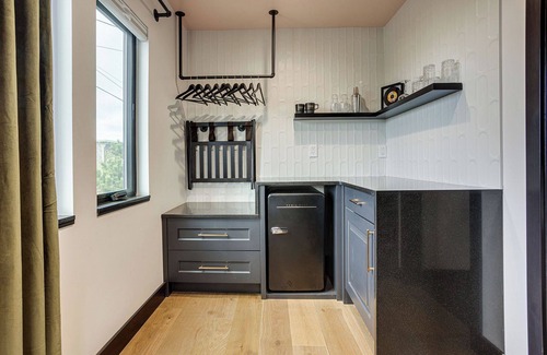 Newport House | The Berry @ The Louie Boutique Motel, Walk to Everything! Dog Friendly!