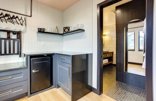 Newport House | The Berry @ The Louie Boutique Motel, Walk to Everything! Dog Friendly!
