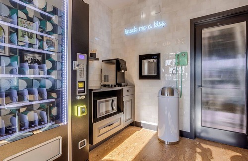 Newport House | The Berry @ The Louie Boutique Motel, Walk to Everything! Dog Friendly!