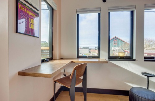 Newport House | The Berry @ The Louie Boutique Motel, Walk to Everything! Dog Friendly!