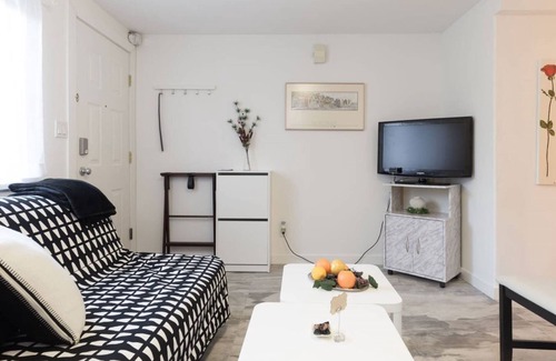 Kensington-Cedar Cottage House | The best cozy apartment in heart of Vancouver