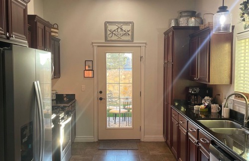 Biggs Field House | The Best Home for Families-Dogs/Pool/Gated Community w/Security & Many Amenities