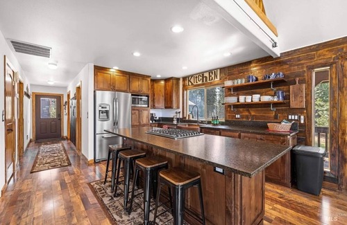 McCall Cabin | The Best McCall Has to Offer! One of a Kind Cabin - 5 bedrooms Available