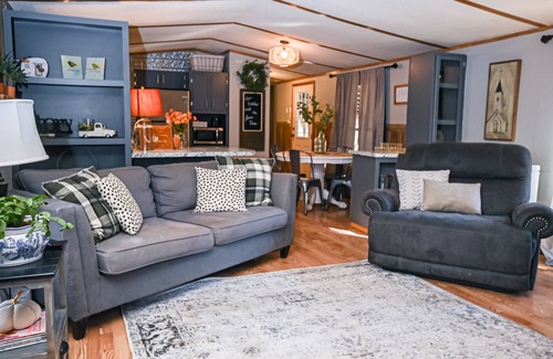 Hatfield House | The Best of Both Worlds: Close to Town and Outdoor Activities w Hot Tub!