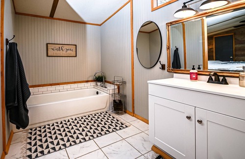 Hatfield House | The Best of Both Worlds: Close to Town and Outdoor Activities w Hot Tub!