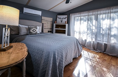 Hatfield House | The Best of Both Worlds: Close to Town and Outdoor Activities w Hot Tub!