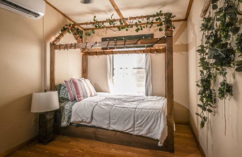 Hatfield House | The Best of Both Worlds: Close to Town and Outdoor Activities w Hot Tub!