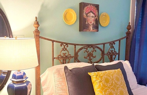 Oxford House | The Betty Jo, vintage HOME walk to Square!