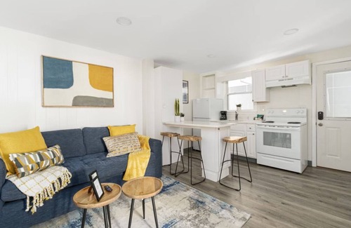 Beverly Hotel | The Beverly | Queen 1-Bedroom Apartment | w/Kitchen & Free Parking