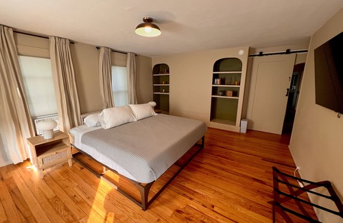 Erie House | The Big Farm House. 3 Miles to Presque Isle.