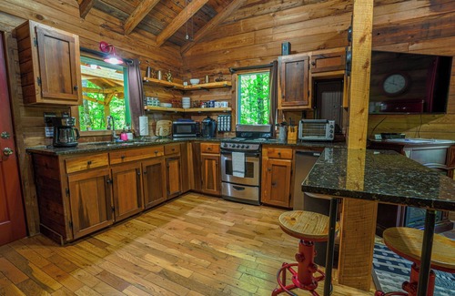 Dahlonega Cabin | The Big Little Cabin-Hot Tub/Playset/7 Acres/Creek/Pet-Friendly!