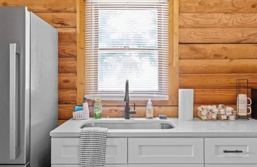 Black Mountain Cabin | The Big Smokey cabin w/HOT TUB and Rec Room