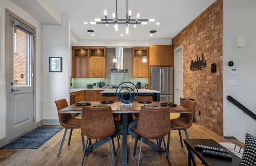 Kensington House | *The Big Spacious Getaway*| Sleeps 16+ Comfortably| 4 King Beds| Near Downtown|